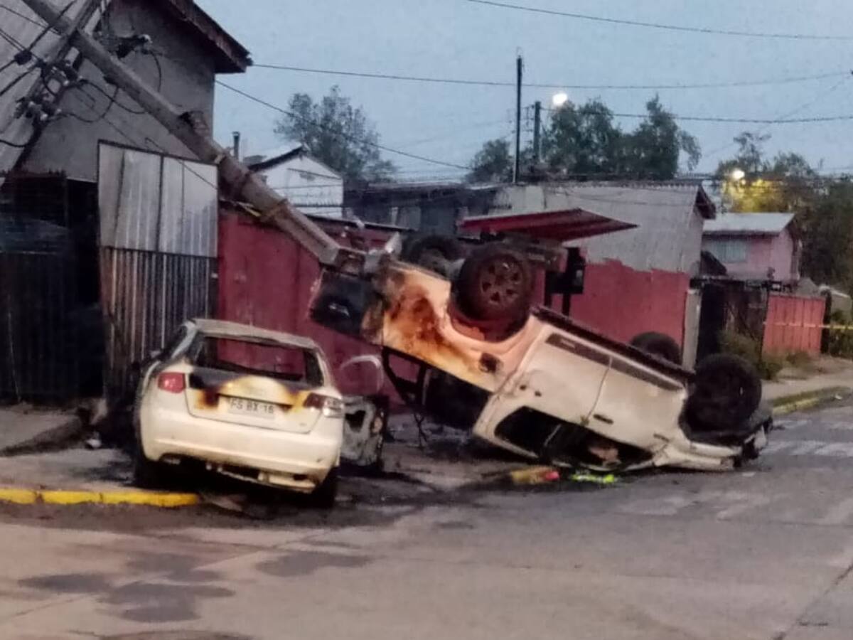 Evadió fiscalización y terminó incendiado: auto protagoniza violento choque que dejó un poste derribado en La Florida