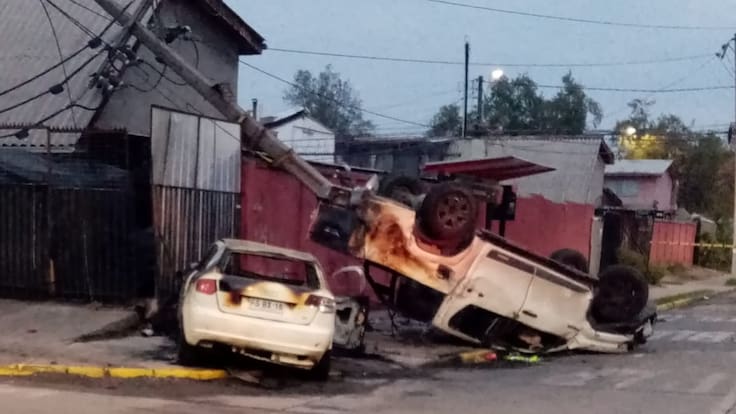 Evadió fiscalización y terminó incendiado: auto protagoniza violento choque que dejó un poste derribado en La Florida