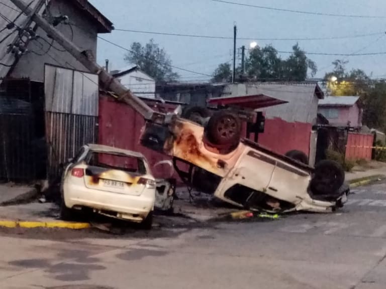 Evadió fiscalización y terminó incendiado: auto protagoniza violento choque que dejó un poste derribado en La Florida