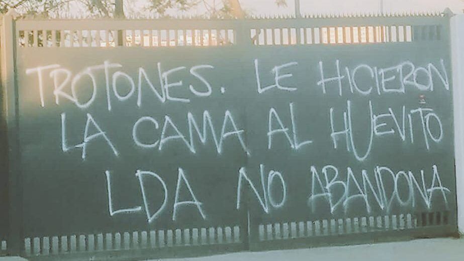 Hinchas rayaron el CDA