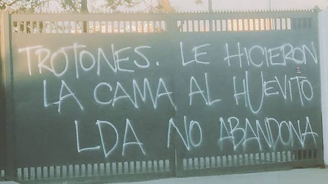 Hinchas rayaron el CDA