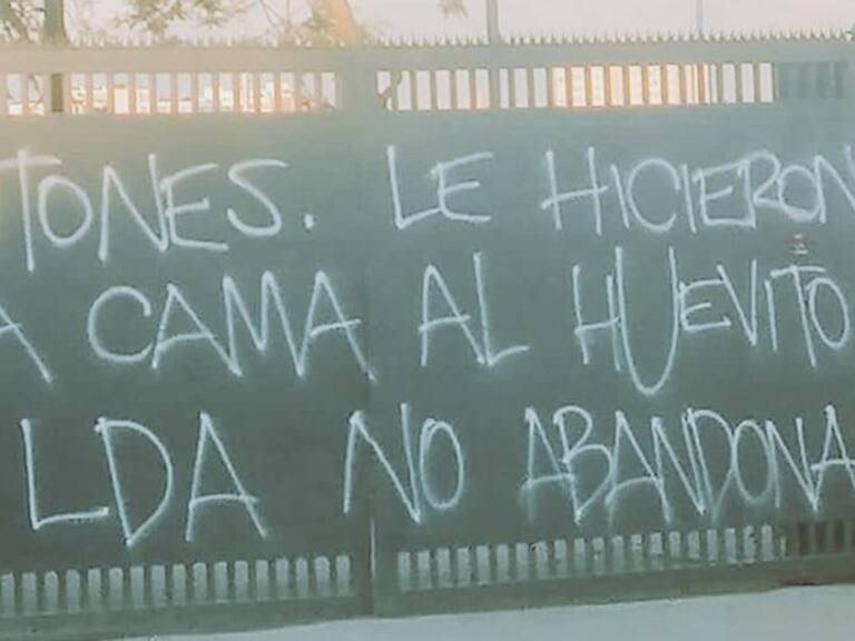 Hinchas rayaron el CDA