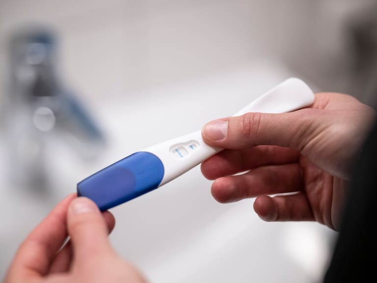 Se confirma oficialmente la nueva pareja de la farándula chilena: Chica Arsmate y “futuro político” esperan un bebé