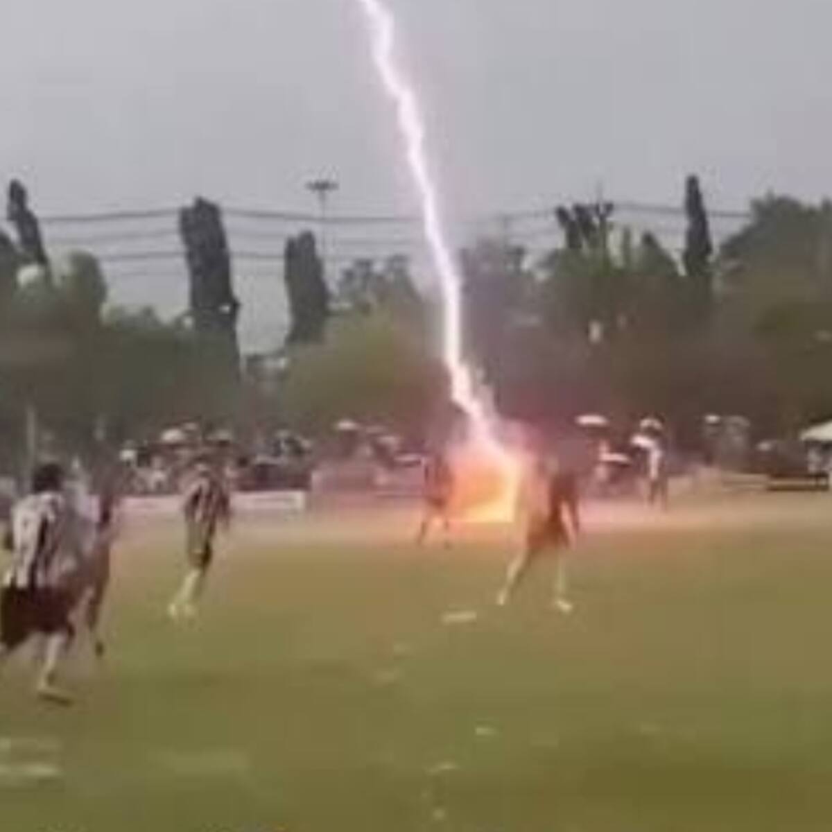 Un futbolista muere tras ser impactado por un rayo en pleno partido: imágenes sensibles