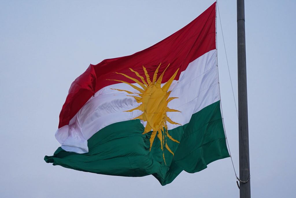 La bandera del Kurdistán flameando en la ciudad iraquí de Duhok