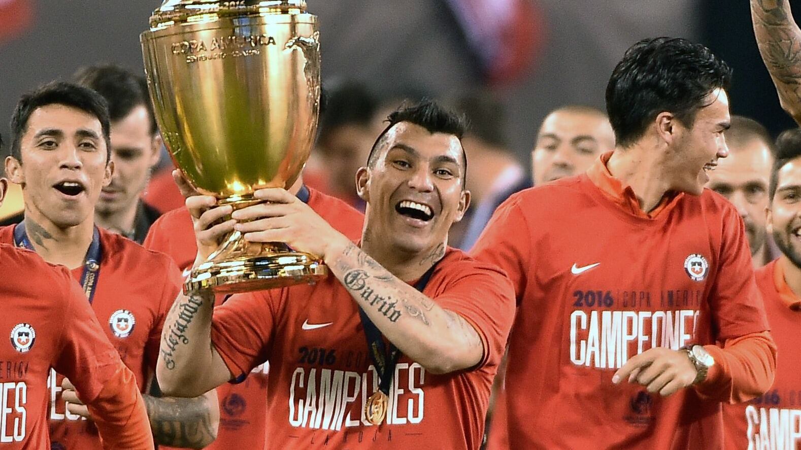 Gary Medel cumple 35 años: revisa sus títulos y los saludos del plantel de La Roja