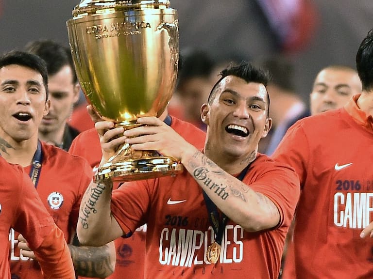 Gary Medel cumple 35 años: revisa sus títulos y los saludos del plantel de La Roja
