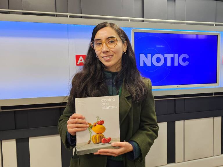 “Muchos platos emblemas chilenos son veganos, pero la gente no se da cuenta”: Cocinera Nicole Palominos presenta libro con recetas basadas en plantas