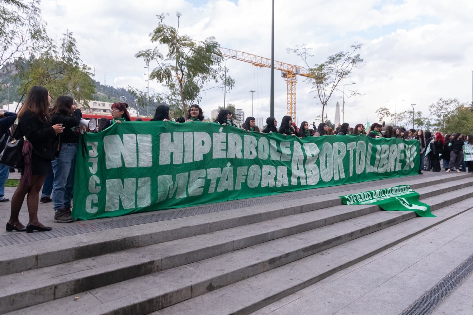 Coordinadora Feminista 8M encabeza “pañuelazo” en Metro Baquedano