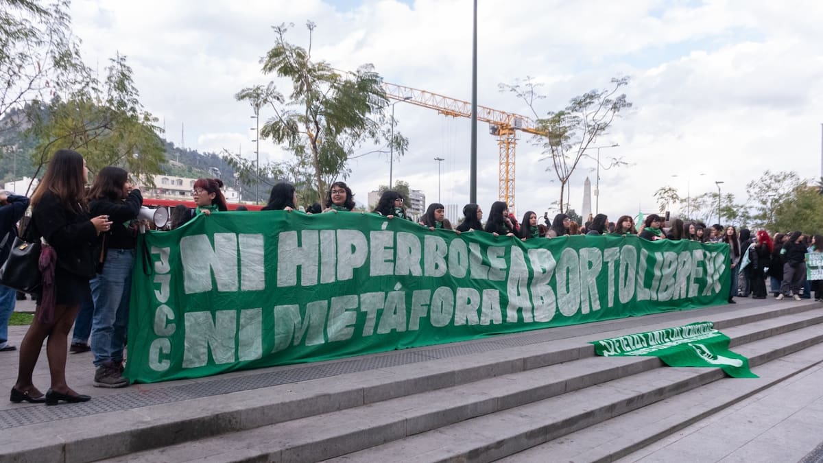 Coordinadora Feminista 8M encabeza “pañuelazo” en Metro Baquedano en el Día de Acción Global por el Aborto Legal