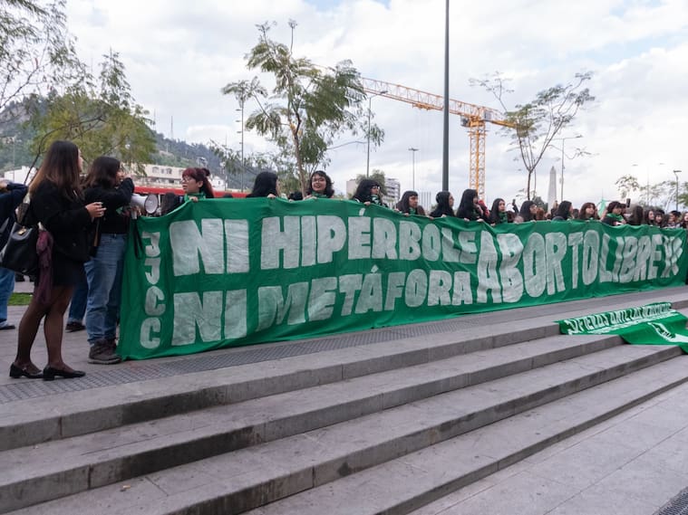 Coordinadora Feminista 8M encabeza “pañuelazo” en Metro Baquedano