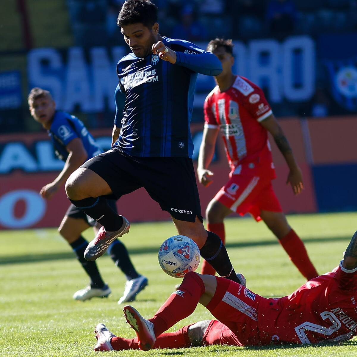 Árbitro denuncia agresión por parte de hinchas en medio del partido entre Huachipato y Unión La Calera