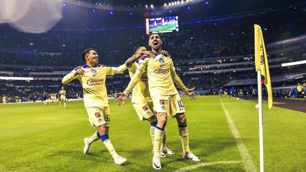 Diego Valdés brilla con un doblete en goleada del América sobre Chivas