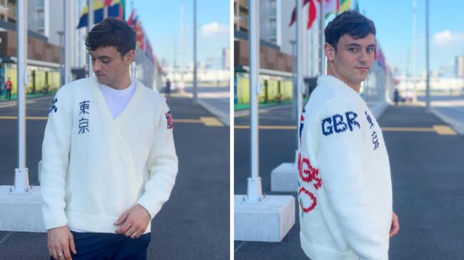 Tom Daley mostrando su chaleco.