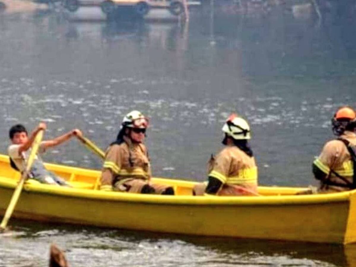 Niño traslada en su barcaza a Bomberos para combatir incendios forestales