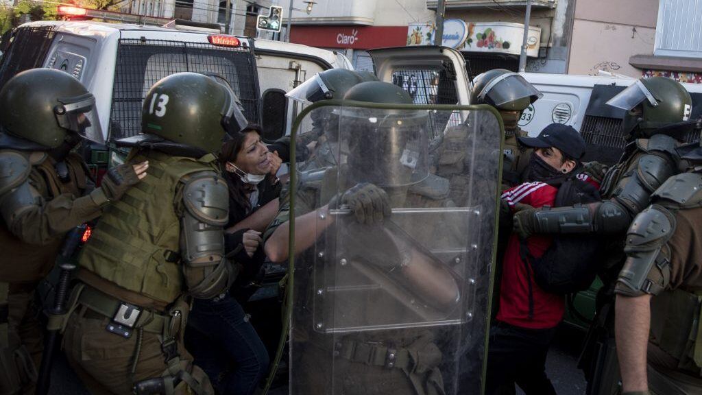 27 DE ABRIL DE 2020/VALPARAISOCarabineros detiene a un joven y su madre intenta evitarlo durante una de la primera marcha convocada tras declarado el estado de catástrofe debido al Covid-17.
FOTO: MIGUEL MOYA/AGENCIAUNO