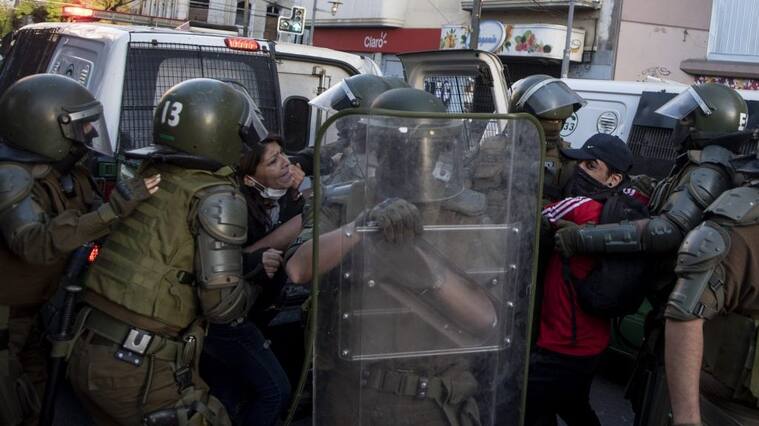 27 DE ABRIL DE 2020/VALPARAISOCarabineros detiene a un joven y su madre intenta evitarlo durante una de la primera marcha convocada tras declarado el estado de catástrofe debido al Covid-17.
FOTO: MIGUEL MOYA/AGENCIAUNO