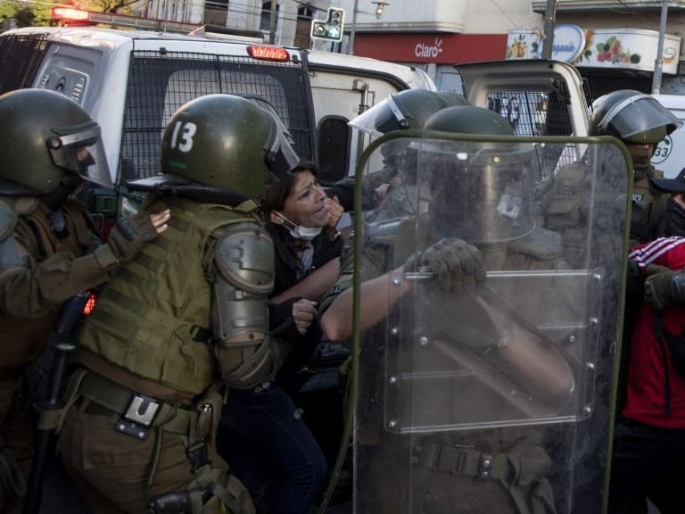 27 DE ABRIL DE 2020/VALPARAISOCarabineros detiene a un joven y su madre intenta evitarlo durante una de la primera marcha convocada tras declarado el estado de catástrofe debido al Covid-17.
FOTO: MIGUEL MOYA/AGENCIAUNO