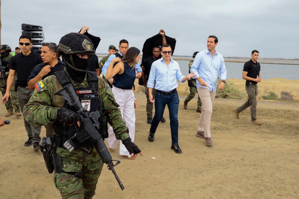 El presidente de Ecuador, Daniel Noboa, camina por sectores rurales de la ciudad de Quito acompañado de fuerzas de seguridad