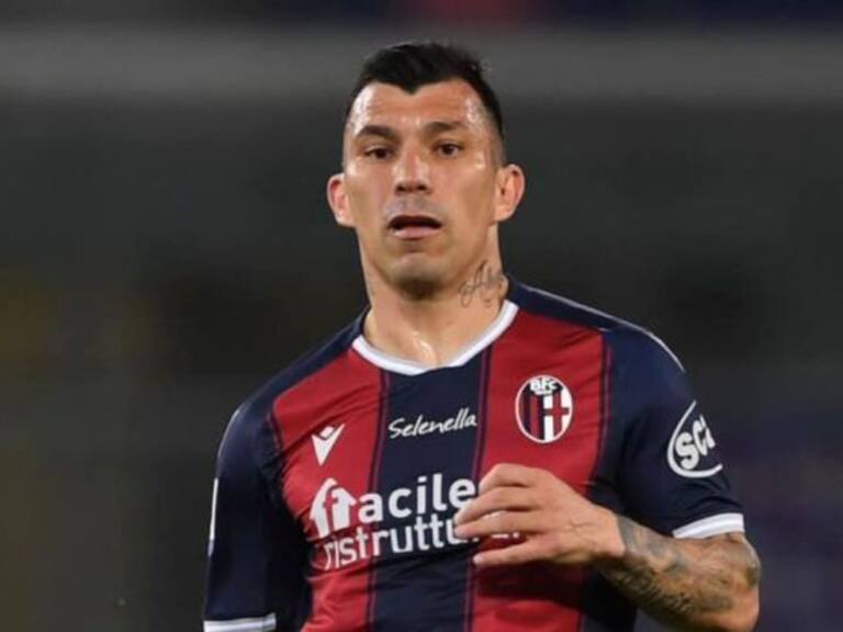 Zlatan Ibrahimovic sorprendió regalándole su camiseta a Gary Medel tras el partido entre el Bologna y el Milan por la Serie A