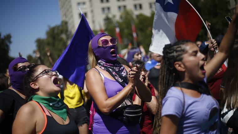 08 de Marzo de 2020/SANTIAGOVarias mujeres se manifiestan , durante la segunda marcha feminista convocada por la Coordinadora 8M, frente al Palacio de la Moneda.
FOTO: CRISTOBAL ESCOBAR/AGENCIAUNO