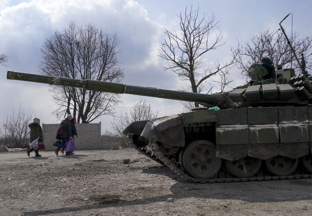 Tanque de las fuerzas rusas avanza sobre la ciudad de Mariúpol