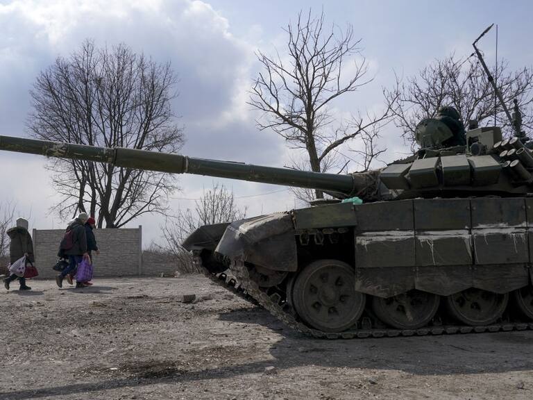 Tanque de las fuerzas rusas avanza sobre la ciudad de Mariúpol