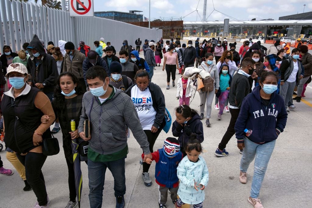 Migrantes llegan a la frontera de México para pedir asilo en EEUU