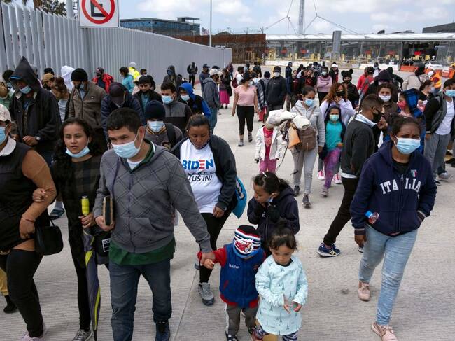 Migrantes llegan a la frontera de México para pedir asilo en EEUU