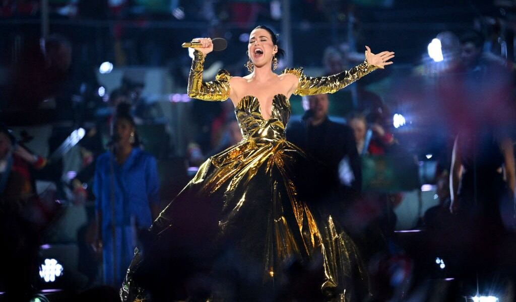 Katy Perry se presenta en concierto de coronación