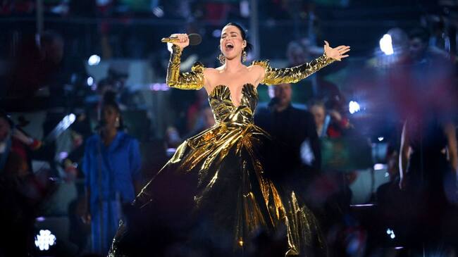 Katy Perry se presenta en concierto de coronación