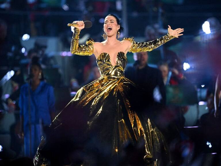 Katy Perry se presenta en concierto de coronación