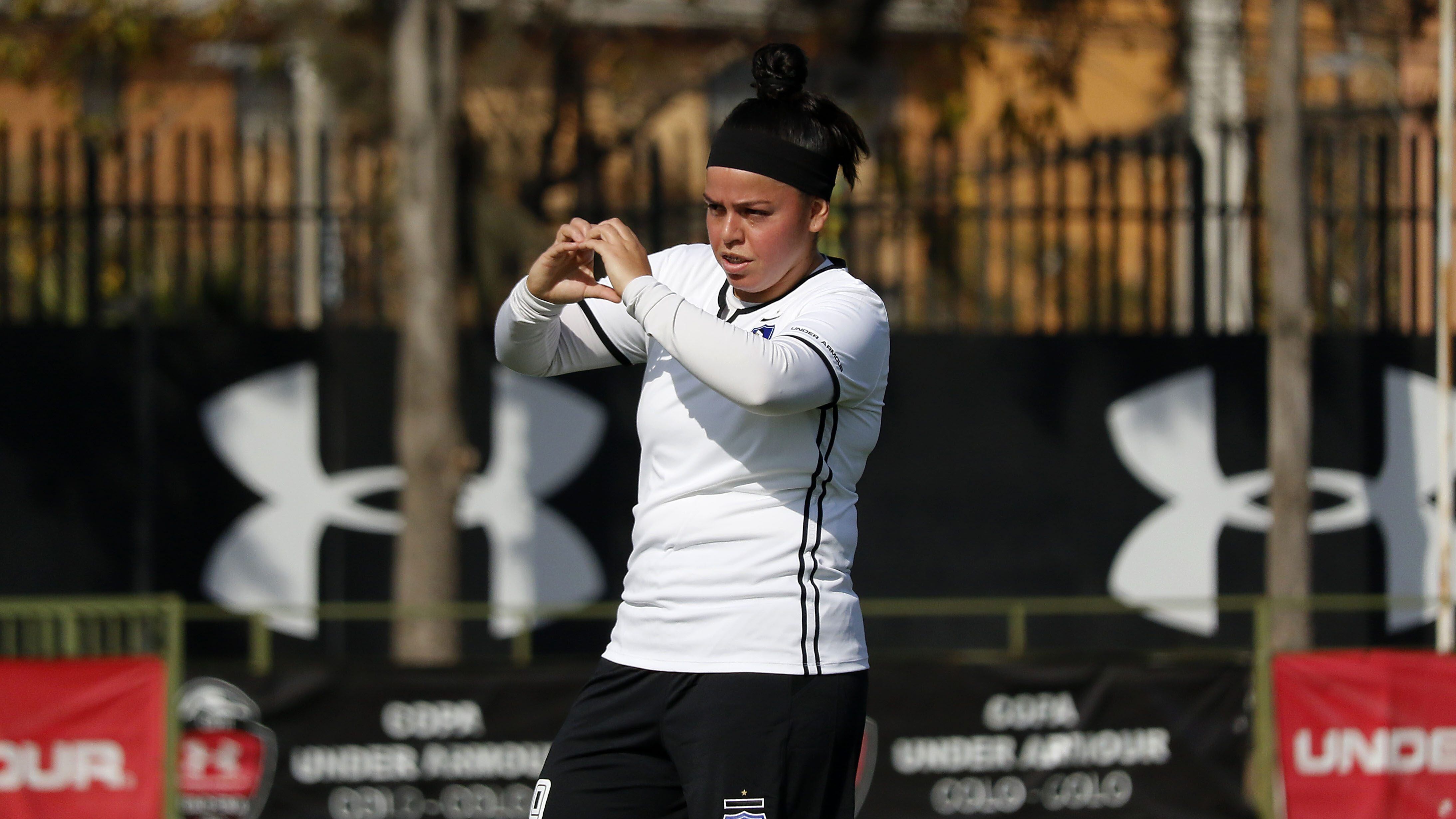 12 DE MAYO DE 2018/SANTIAGONathalie Quezada festeja tras anotar un gol, durante el partido de los equipos femeninos de Colo Colo y San Luis, valido por la primera fecha de la Zona Centro del Campeonato de Fútbol Femenino 2018, disputado en la Cancha 2 del Estadio Monumental.
FOTO: LEONARDO RUBILAR CHANDIA/AGENCIAUNO