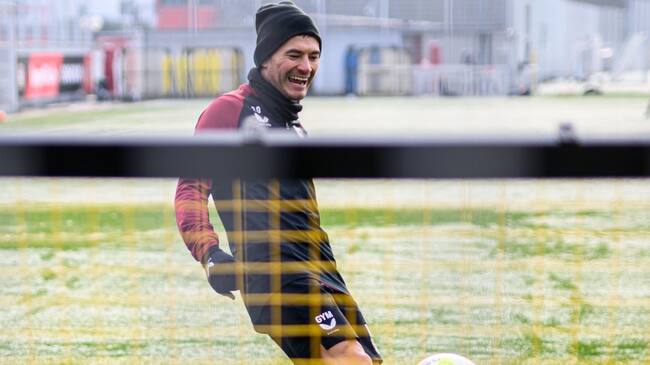 ¿Cambio de volante chileno? En Brasil aseguran que Charles Aránguiz interesa en Flamengo