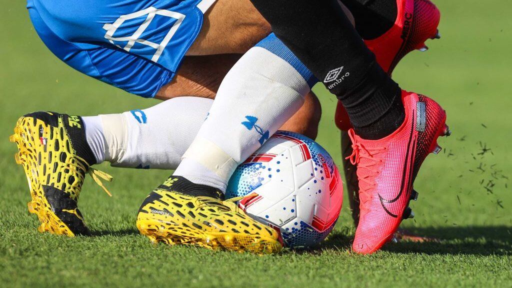 16 de Febrero del 2020/SANTIAGOLos jugadores Edson Puch (I) y Juan Manuel Insaurralde (D) disputan la pelota ,durante el partido valido por la cuarta fecha del campeonato AFP Plan Vital entre Colo Colo y Universidad Catolica, disputado en el Estadio Monumental.
FOTO:SEBASTIAN ORIA/AGENCIAUNO