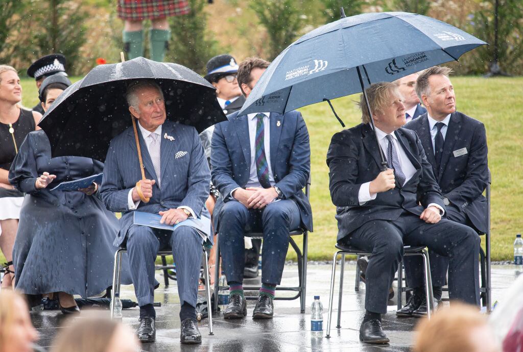 Boris Johnson y su divertido momento con un paraguas.