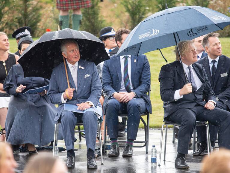 Boris Johnson y su divertido momento con un paraguas.