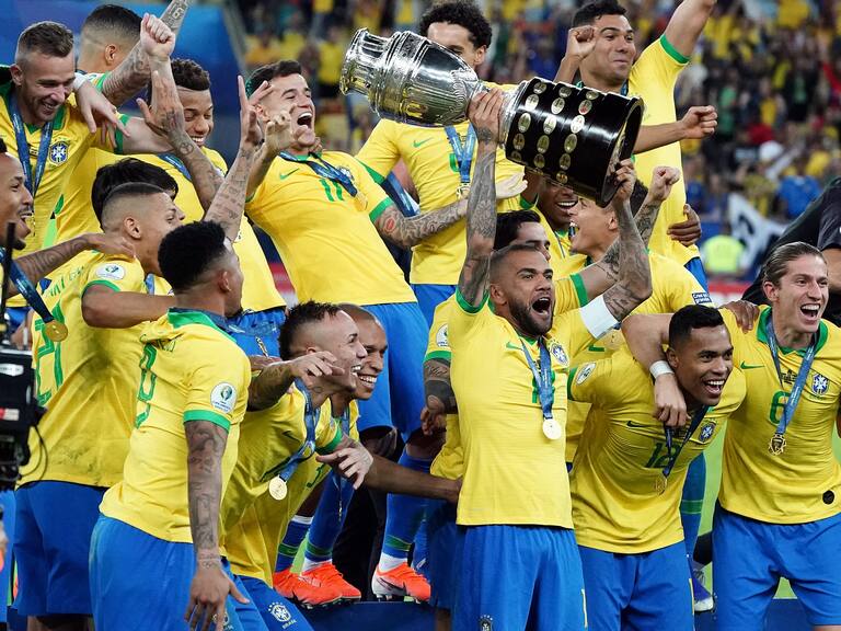 RIO DE JANEIRO, BRAZIL - JULY 07: Dani Alves of Brazil celebrates with the trophy and his teammates after winning during the Copa America Brazil 2019 Final match between Brazil and Peru at Maracana Stadium on July 07, 2019 in Rio de Janeiro, Brazil. (Photo by Koji Watanabe/Getty Images)