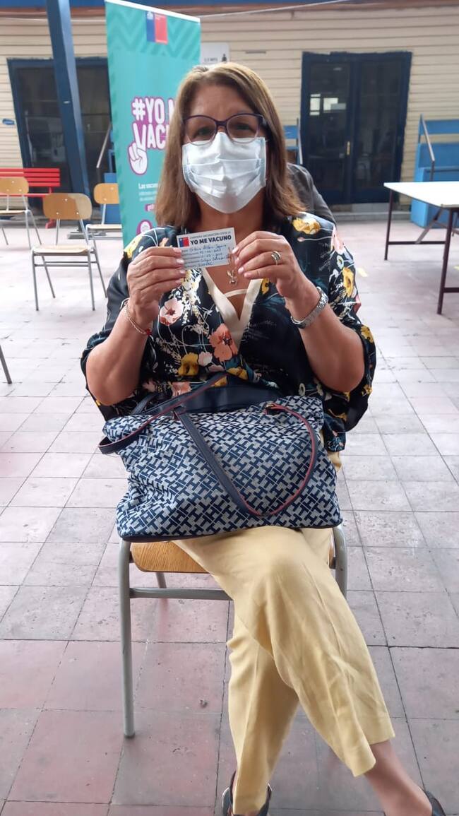 Profesora Gloria Alfaro Segovia, primera en vacunarse