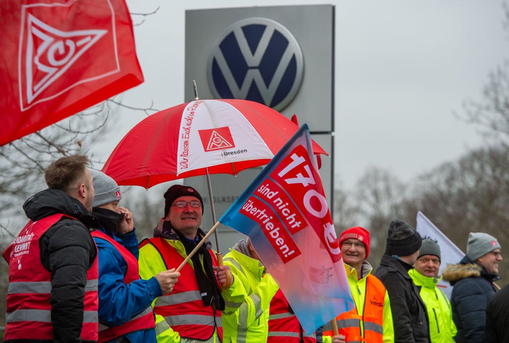 Los trabajadores paralizan una fábrica de Volkswagen en la ciudad de Dresde en Alemania en medio de la negociación colectiva con la empresa