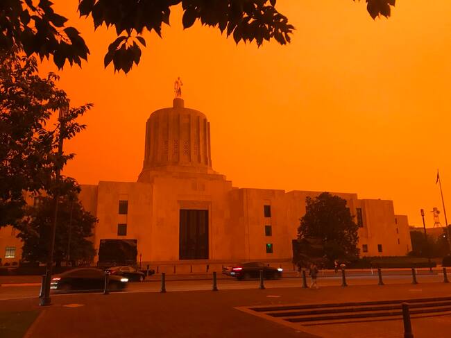 La ciudad de Salem con el cielo naranjo por los incendios