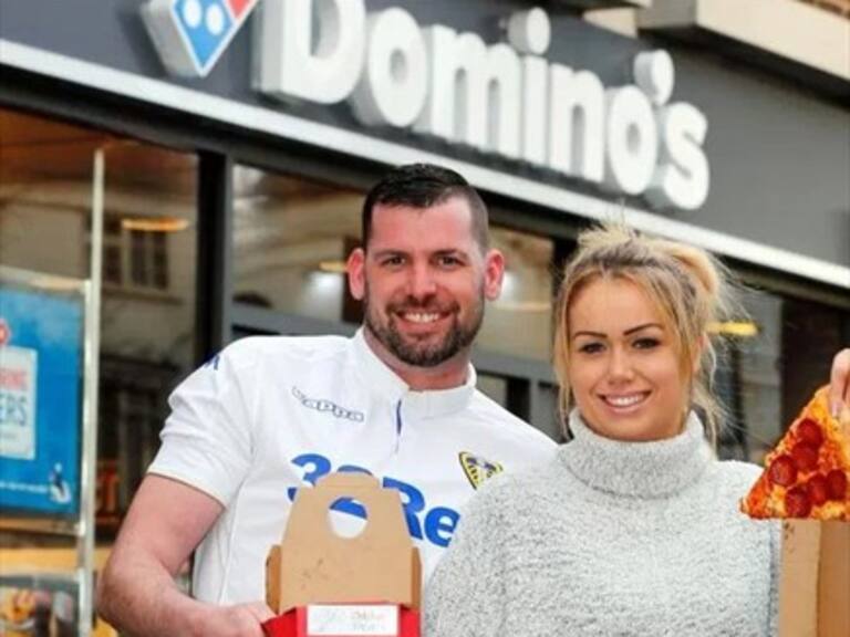 Pareja inglesa contó por qué decidió tener sexo mientras esperaba una pizza en un local