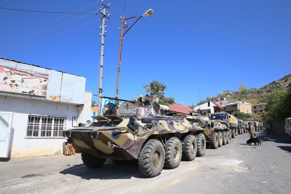 Vehículos armados de Azerbaiyán avanzan por las calles de Lachín