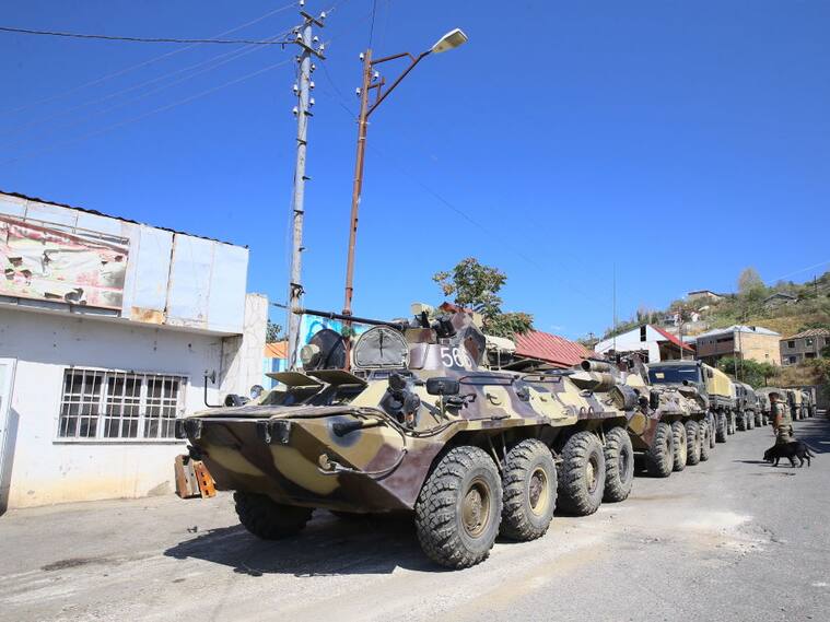 Vehículos armados de Azerbaiyán avanzan por las calles de Lachín