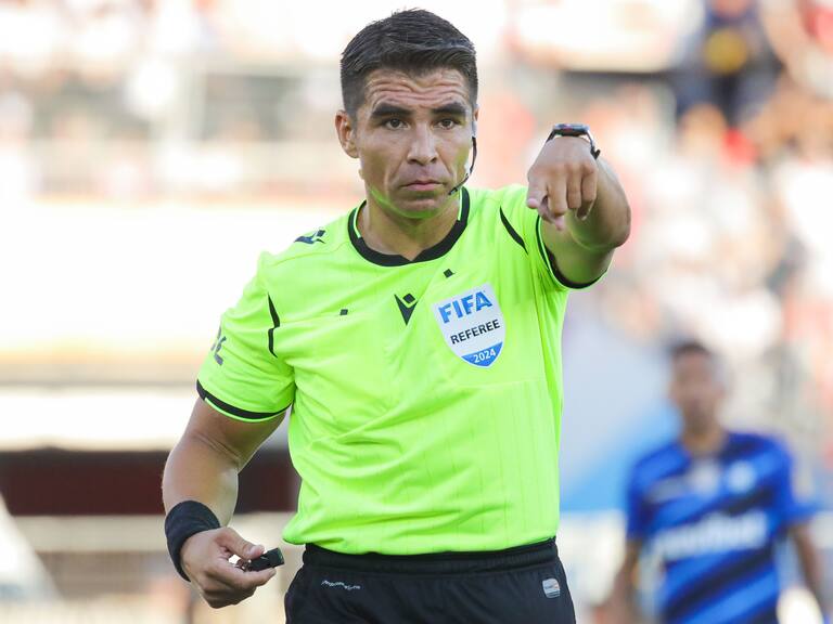 José Cabero será el juez del partido entre Colo Colo y la UC: ¿cómo ha sido el rendimiento de albos y cruzados con él como árbitro?