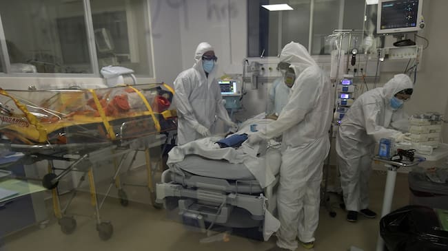 18 de Abril de 2021 / IQUIQUETres pacientes graves por Covid-19, internados en la UCI del Hospital de Iquique, fueron trasladados a Santiago por medio de aviones particulares, debido al desperfecto que sufrió minutos antes del vuelo el avión Hércules de la FACH.
FOTO: CRISTIAN VIVERO BOORNES/AGENCIAUNO