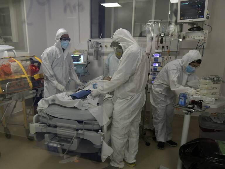 18 de Abril de 2021 / IQUIQUETres pacientes graves por Covid-19, internados en la UCI del Hospital de Iquique, fueron trasladados a Santiago por medio de aviones particulares, debido al desperfecto que sufrió minutos antes del vuelo el avión Hércules de la FACH.
FOTO: CRISTIAN VIVERO BOORNES/AGENCIAUNO