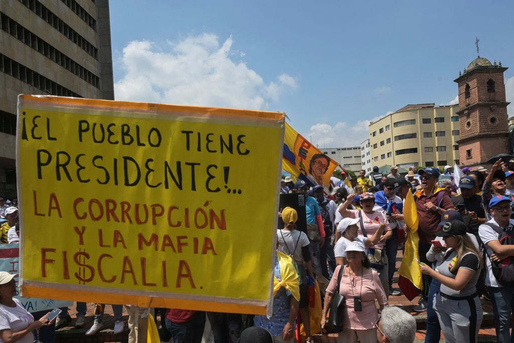 Un cartel en Bogotá muestra el enojo de los manifestantes contra el actual fiscal general, quien se mantiene enfrentado al presidente de Colombia Gustavo Petro