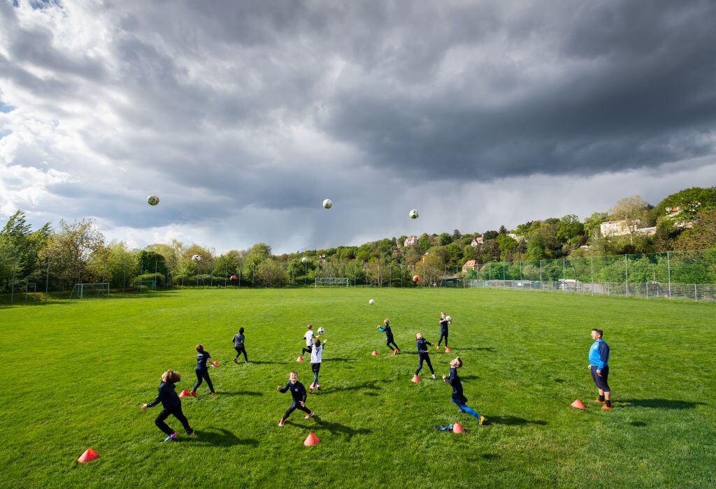 Niños juegan en un parque en Dresden