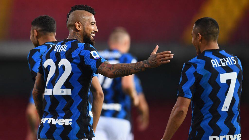 BENEVENTO, ITALY - SEPTEMBER 30:  Arturo Vidal and Alexis Sanchez of FC Internazionale celebrate during the Serie A match between Benevento Calcio and FC Internazionale at Stadio Ciro Vigorito on September 30, 2020 in Benevento, Italy.  (Photo by Claudio Villa - Inter/Inter via Getty Images)